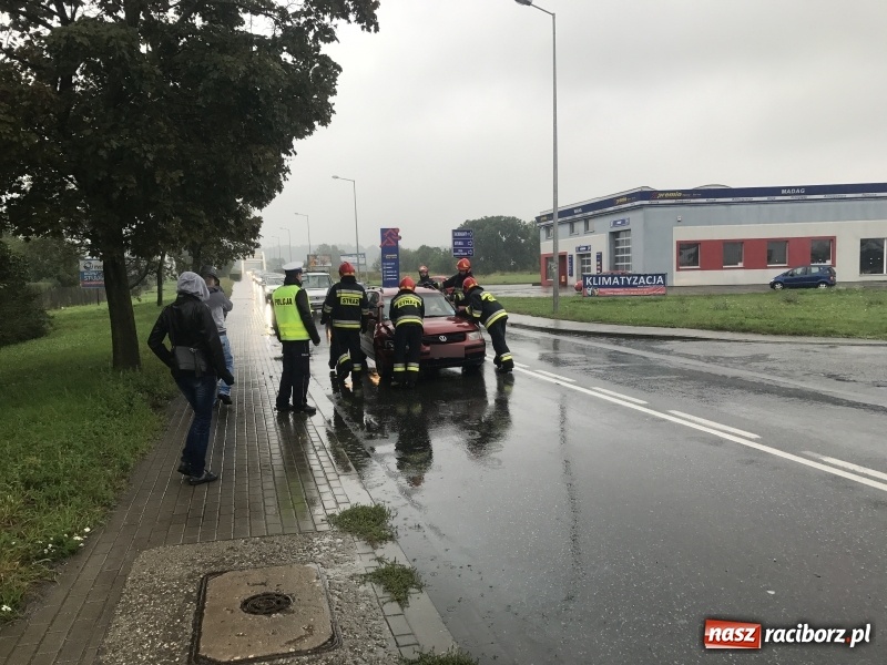 Zdjęcie w galerii na portalu naszraciborz.pl: Scenariusz zawsze ten sam. Chwila nieuwagi a potem korki  wiadomości z regionu