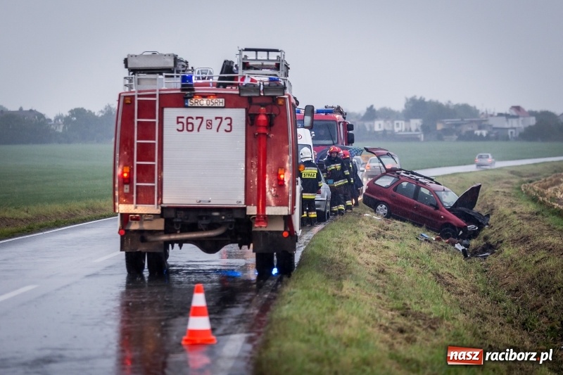 Zdjęcie w galerii na portalu naszraciborz.pl: Samochód wjechał do rowu na drodze pomiędzy Ocicami a Samborowicami  wiadomości z regionu