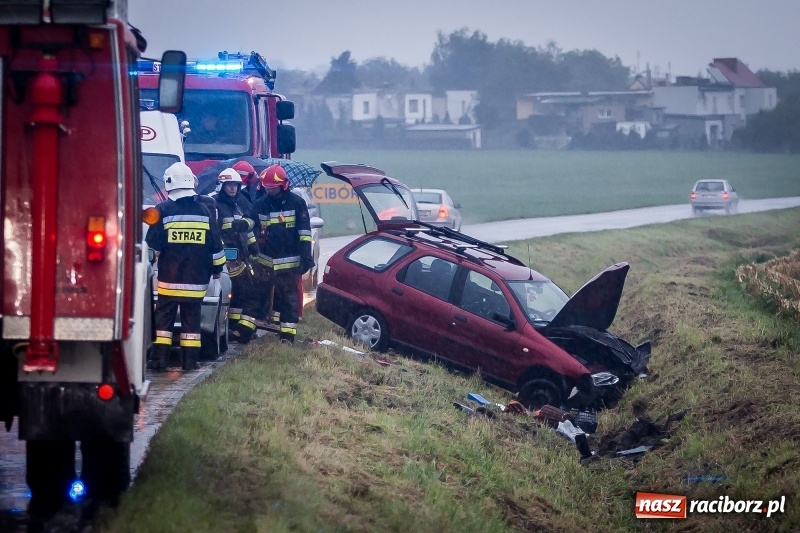 Zdjęcie w galerii na portalu naszraciborz.pl: Samochód wjechał do rowu na drodze pomiędzy Ocicami a Samborowicami  wiadomości z regionu