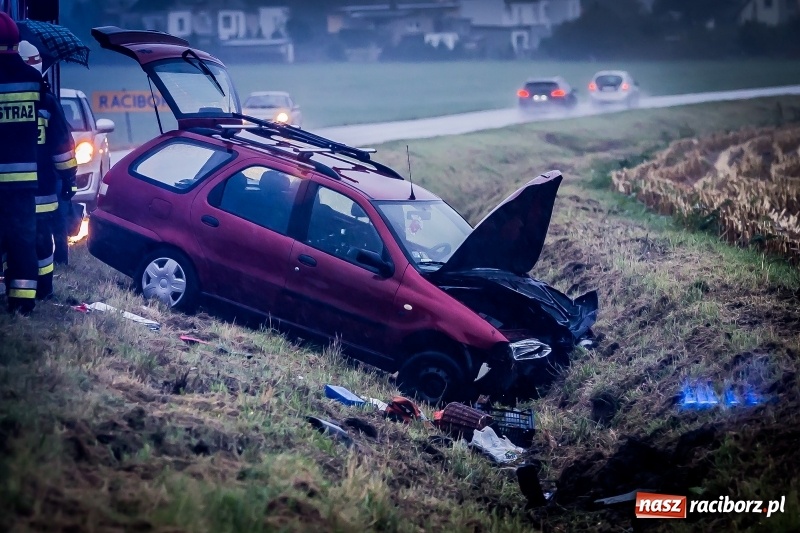 Zdjęcie w galerii na portalu naszraciborz.pl: Samochód wjechał do rowu na drodze pomiędzy Ocicami a Samborowicami  wiadomości z regionu