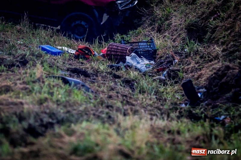 Zdjęcie w galerii na portalu naszraciborz.pl: Samochód wjechał do rowu na drodze pomiędzy Ocicami a Samborowicami  wiadomości z regionu