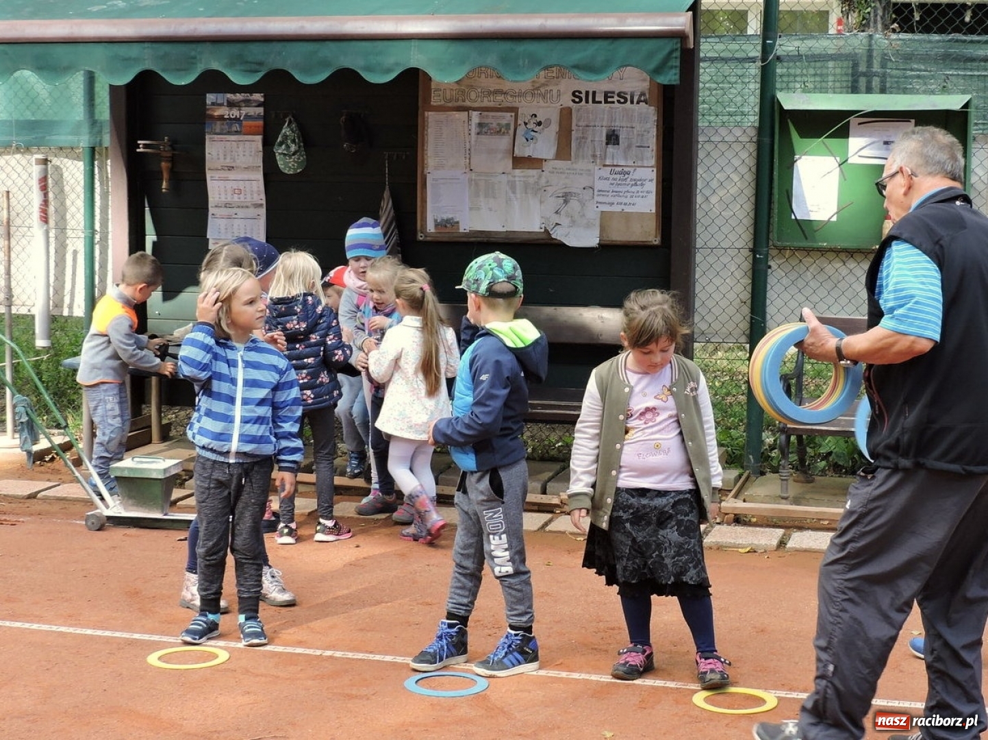 Zdjęcie w galerii na portalu naszraciborz.pl: Dzieci z przedszkola numer 13 gościły na korcie tenisowym Rafako wiadomości z regionu