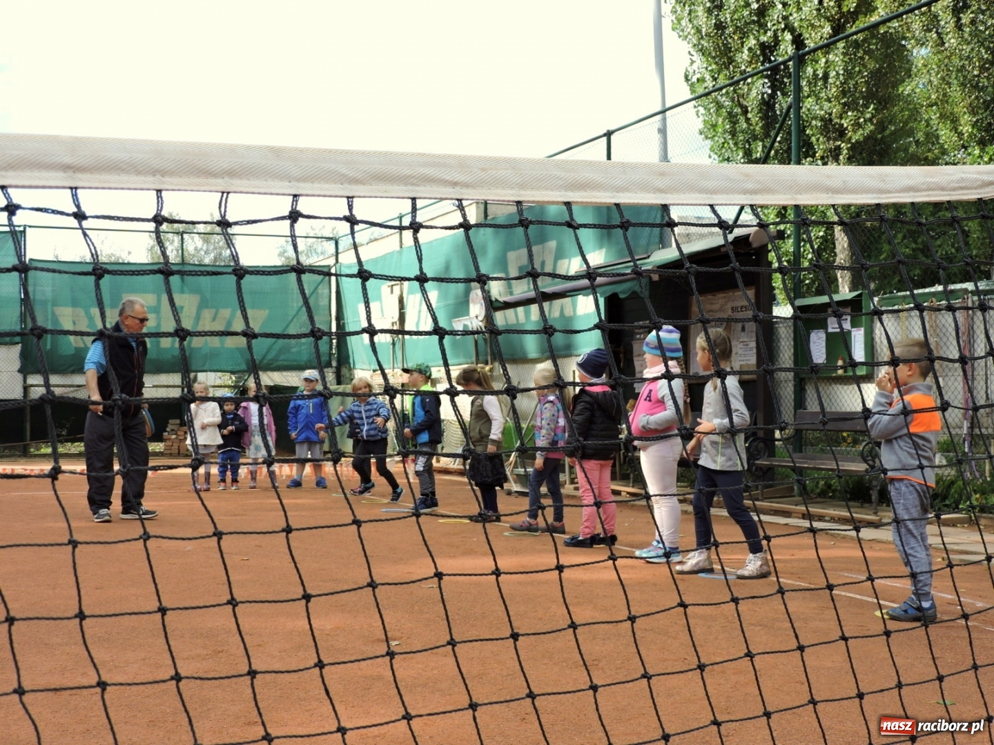 Zdjęcie w galerii na portalu naszraciborz.pl: Dzieci z przedszkola numer 13 gościły na korcie tenisowym Rafako wiadomości z regionu