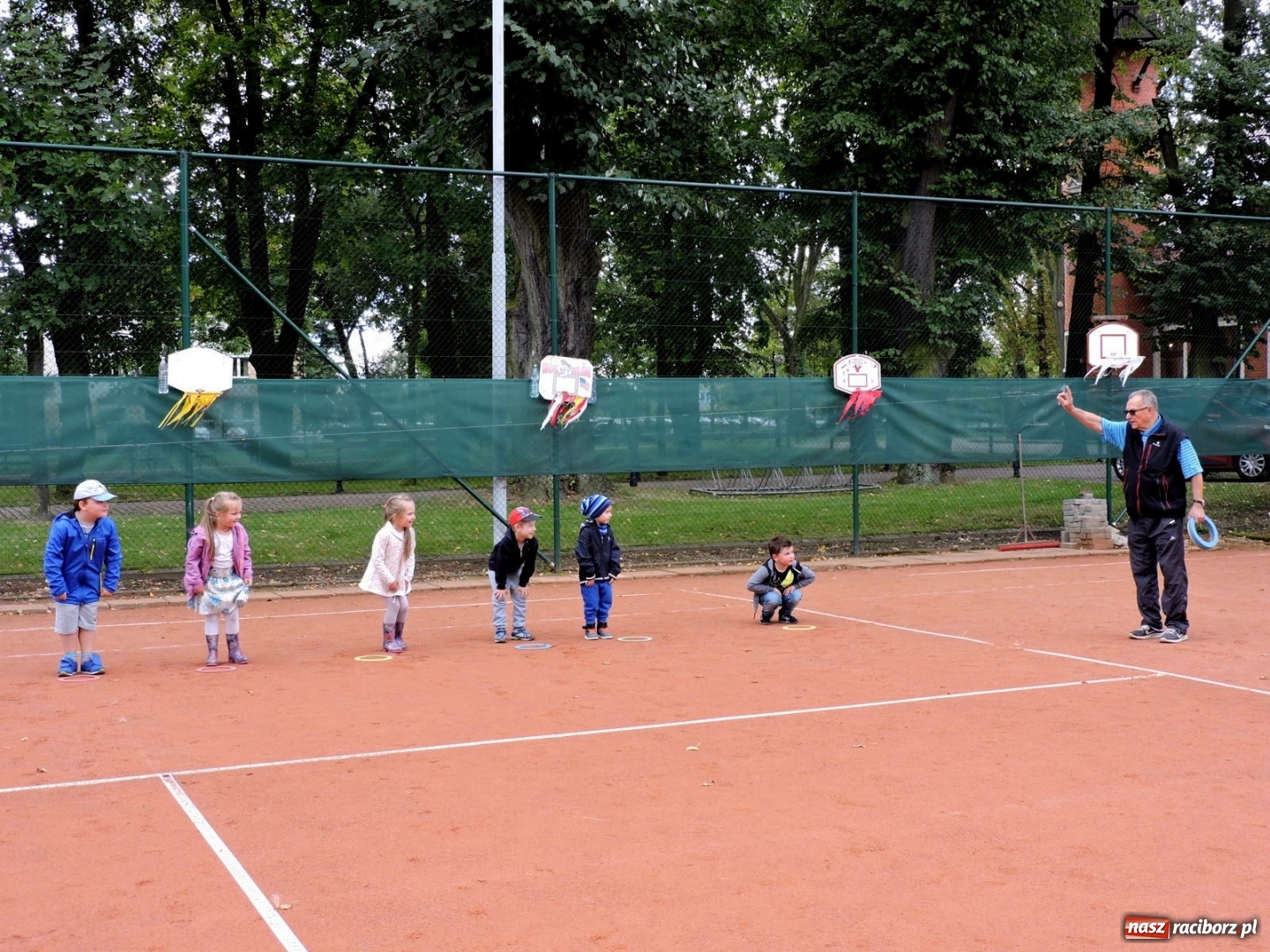 Zdjęcie w galerii na portalu naszraciborz.pl: Dzieci z przedszkola numer 13 gościły na korcie tenisowym Rafako wiadomości z regionu