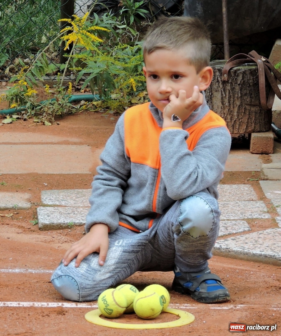 Zdjęcie w galerii na portalu naszraciborz.pl: Dzieci z przedszkola numer 13 gościły na korcie tenisowym Rafako wiadomości z regionu