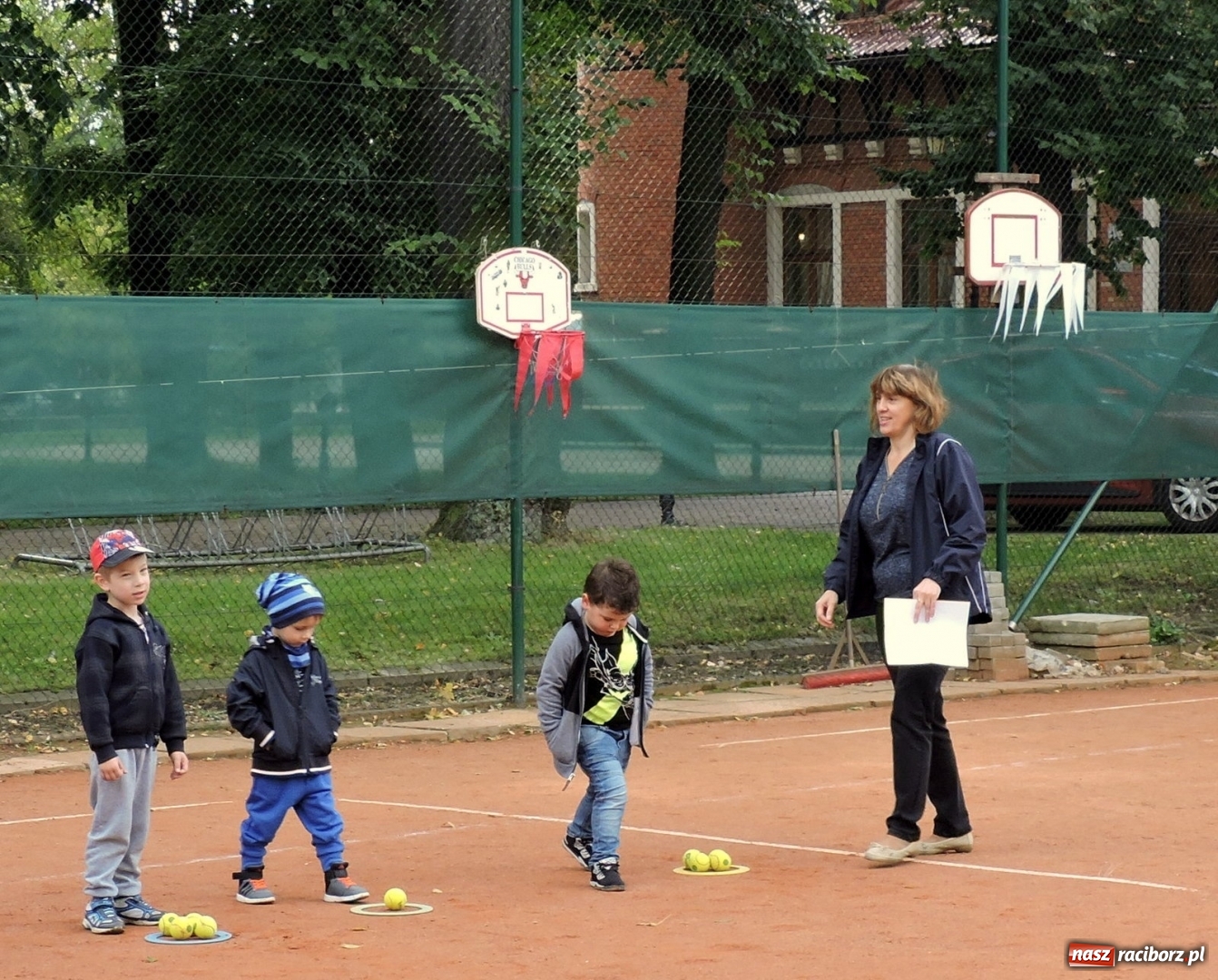 Zdjęcie w galerii na portalu naszraciborz.pl: Dzieci z przedszkola numer 13 gościły na korcie tenisowym Rafako wiadomości z regionu