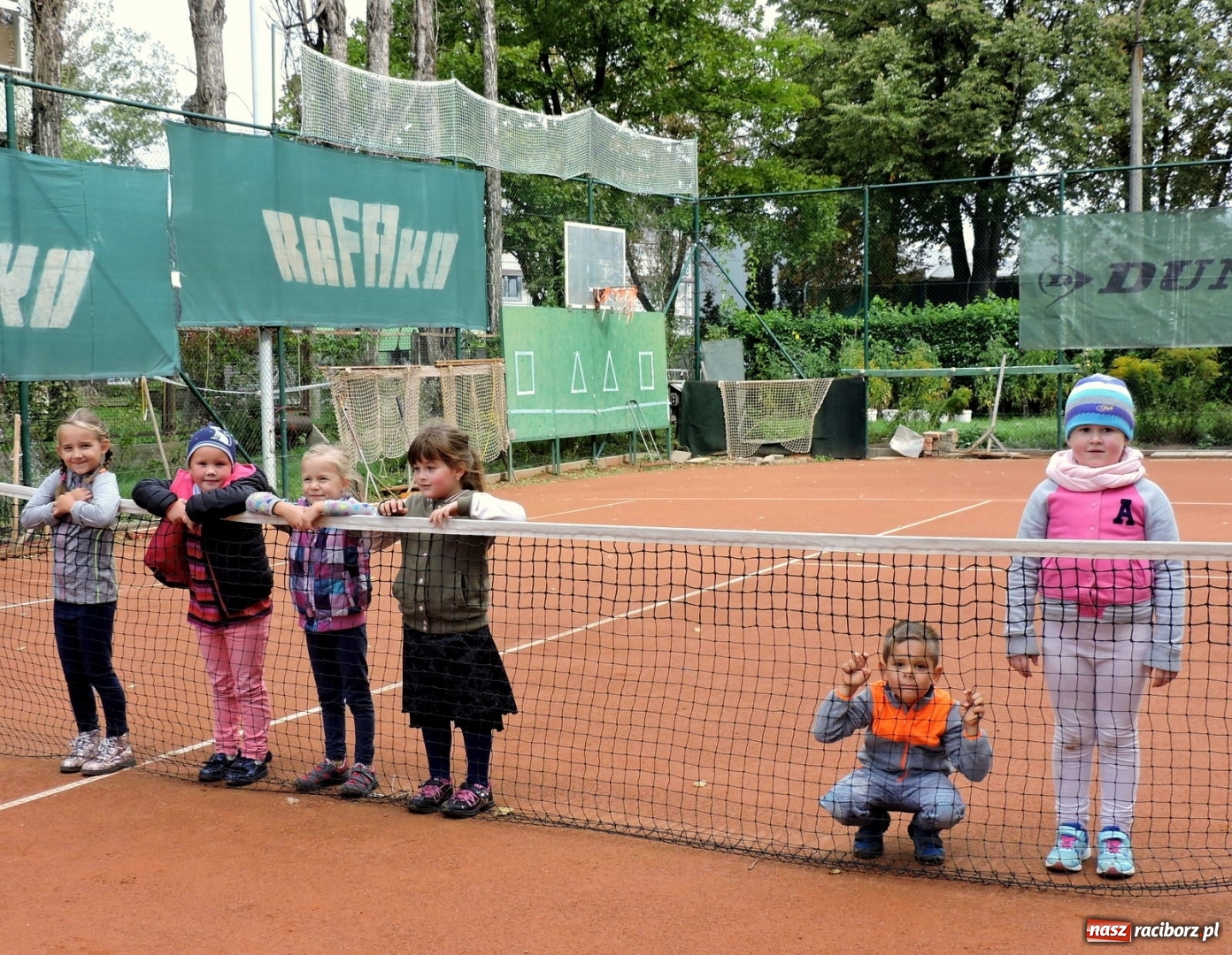 Zdjęcie w galerii na portalu naszraciborz.pl: Dzieci z przedszkola numer 13 gościły na korcie tenisowym Rafako wiadomości z regionu
