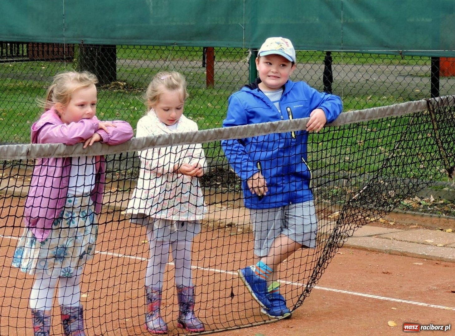Zdjęcie w galerii na portalu naszraciborz.pl: Dzieci z przedszkola numer 13 gościły na korcie tenisowym Rafako wiadomości z regionu