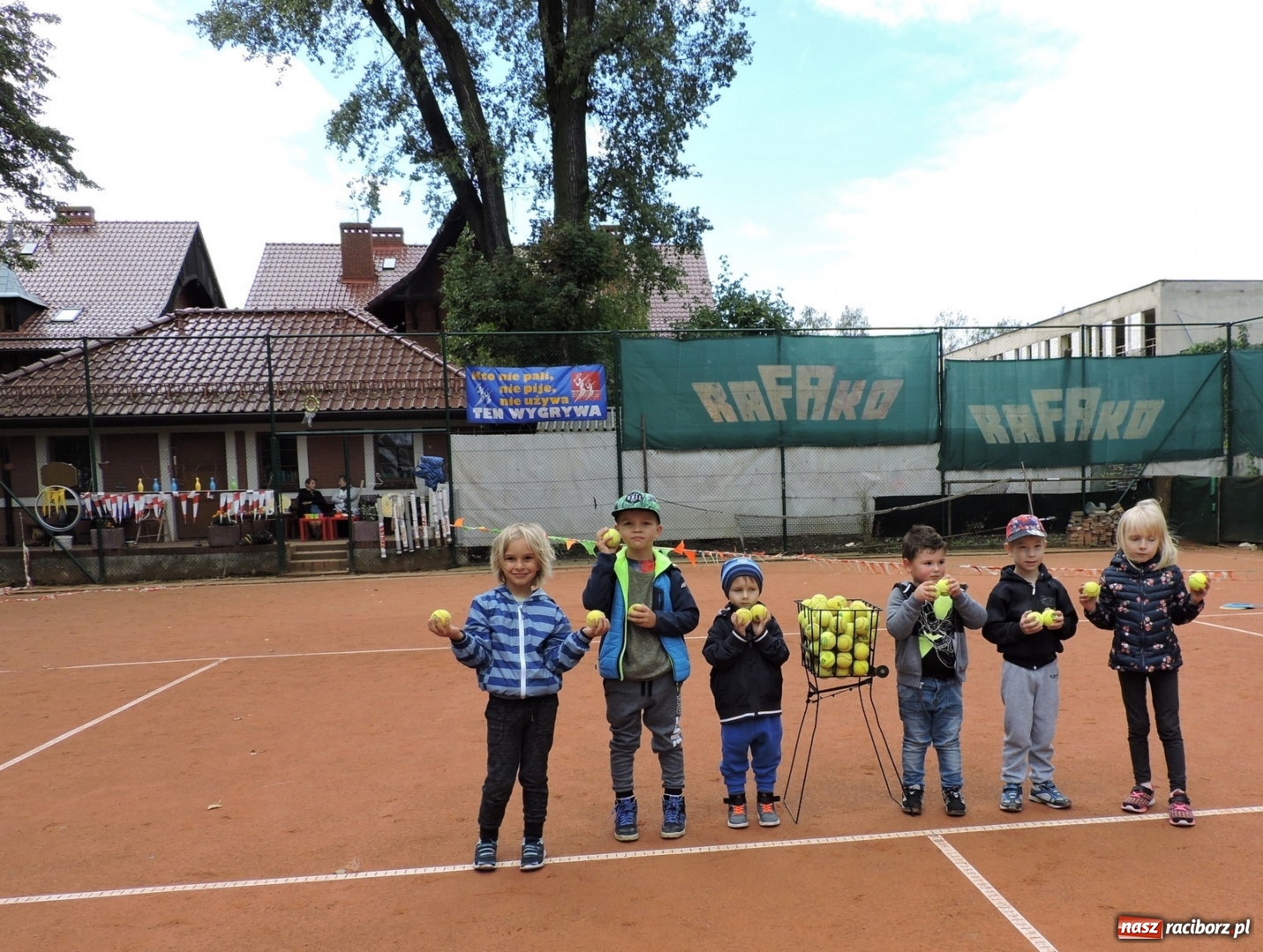 Zdjęcie w galerii na portalu naszraciborz.pl: Dzieci z przedszkola numer 13 gościły na korcie tenisowym Rafako wiadomości z regionu