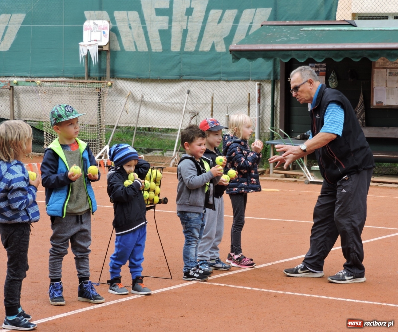 Zdjęcie w galerii na portalu naszraciborz.pl: Dzieci z przedszkola numer 13 gościły na korcie tenisowym Rafako wiadomości z regionu
