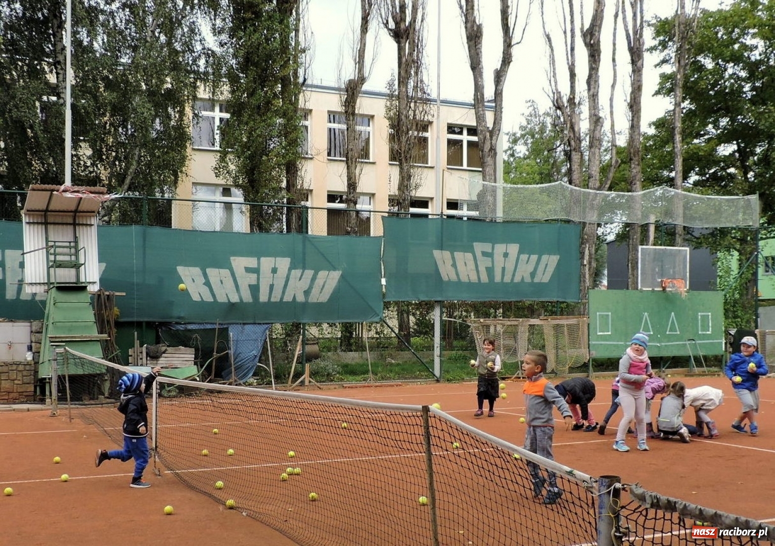 Zdjęcie w galerii na portalu naszraciborz.pl: Dzieci z przedszkola numer 13 gościły na korcie tenisowym Rafako wiadomości z regionu