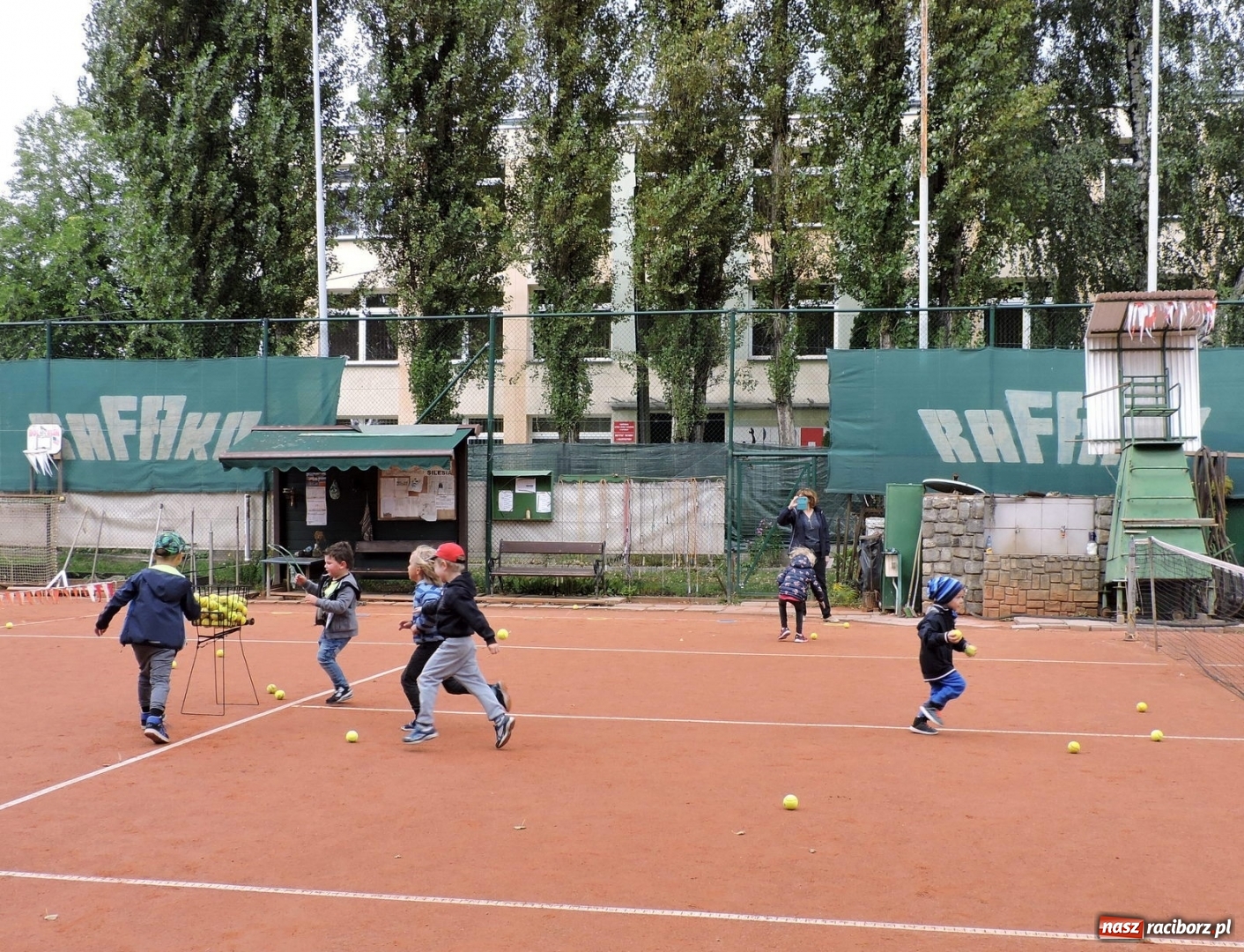 Zdjęcie w galerii na portalu naszraciborz.pl: Dzieci z przedszkola numer 13 gościły na korcie tenisowym Rafako wiadomości z regionu