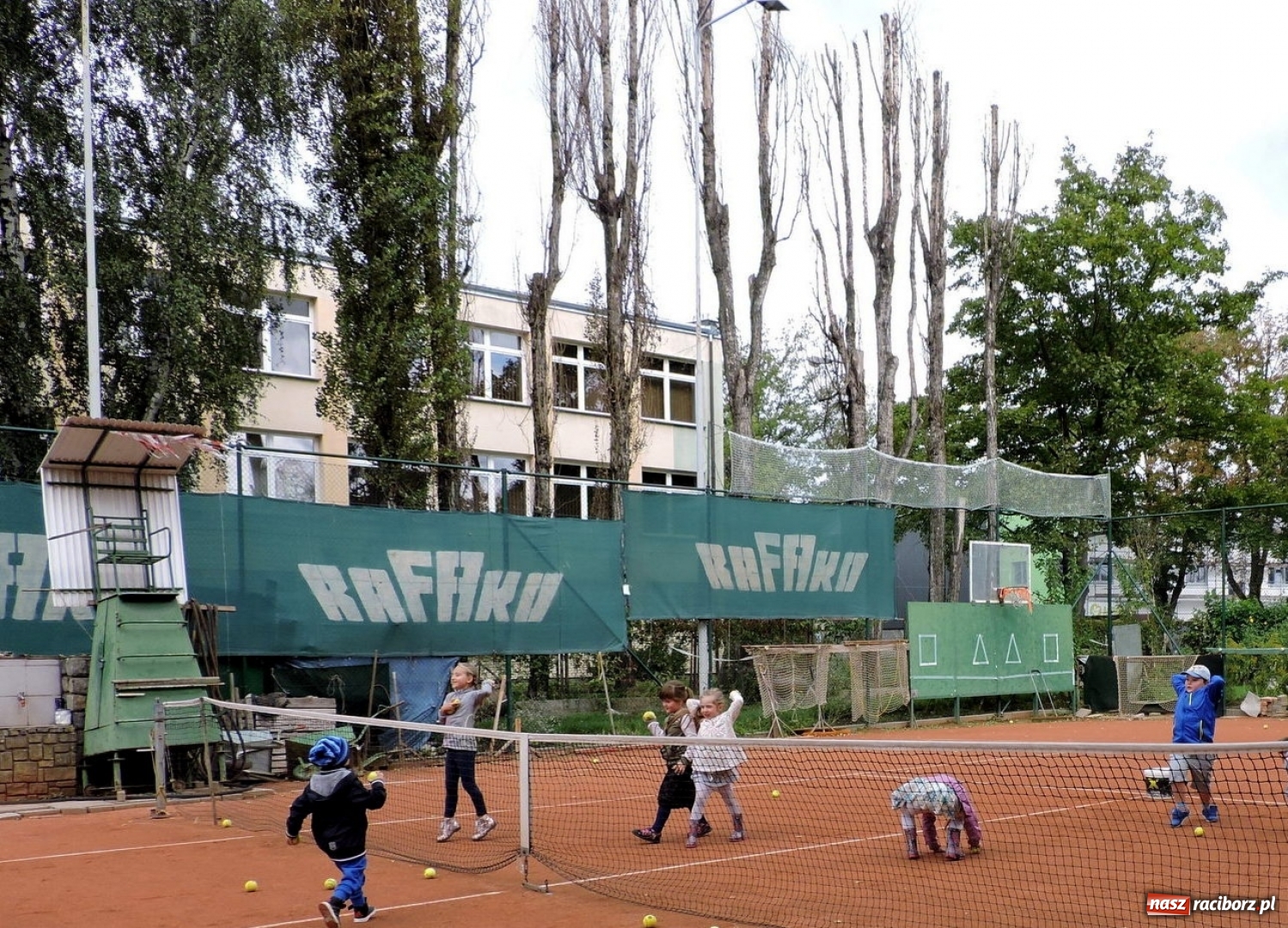 Zdjęcie w galerii na portalu naszraciborz.pl: Dzieci z przedszkola numer 13 gościły na korcie tenisowym Rafako wiadomości z regionu