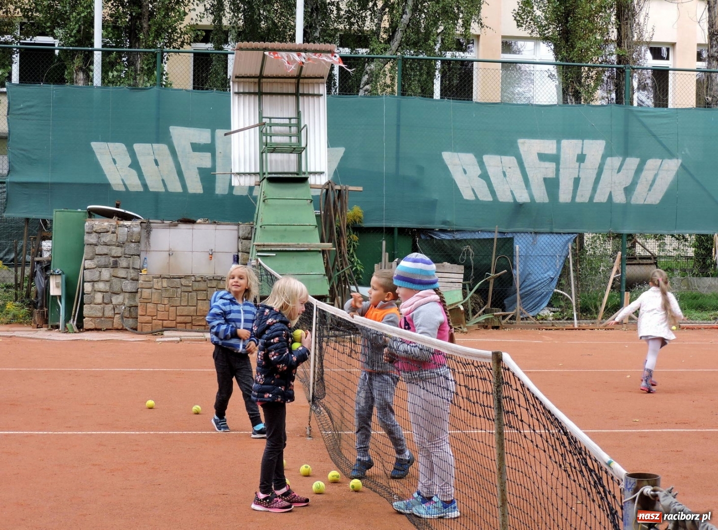 Zdjęcie w galerii na portalu naszraciborz.pl: Dzieci z przedszkola numer 13 gościły na korcie tenisowym Rafako wiadomości z regionu