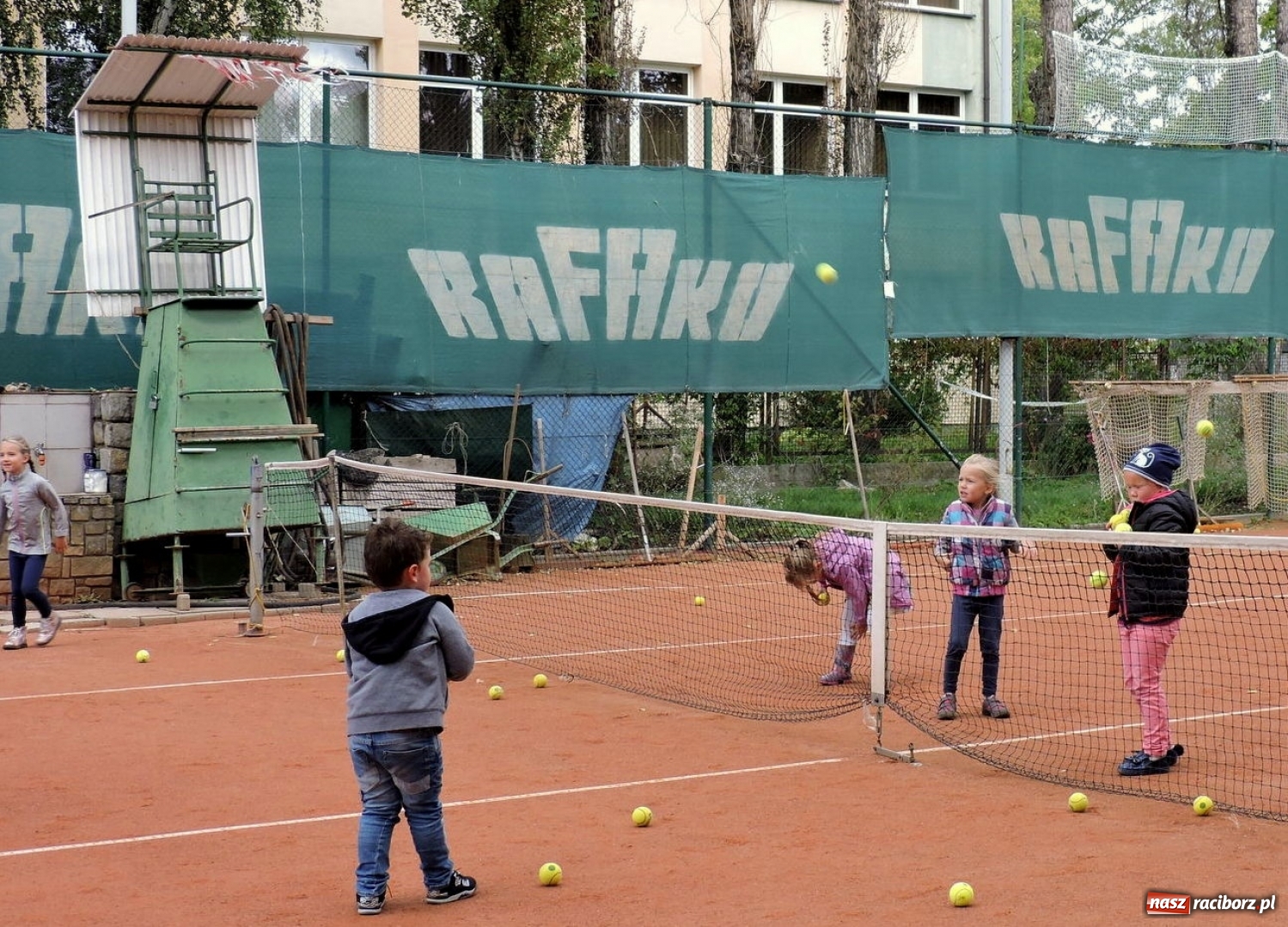 Zdjęcie w galerii na portalu naszraciborz.pl: Dzieci z przedszkola numer 13 gościły na korcie tenisowym Rafako wiadomości z regionu