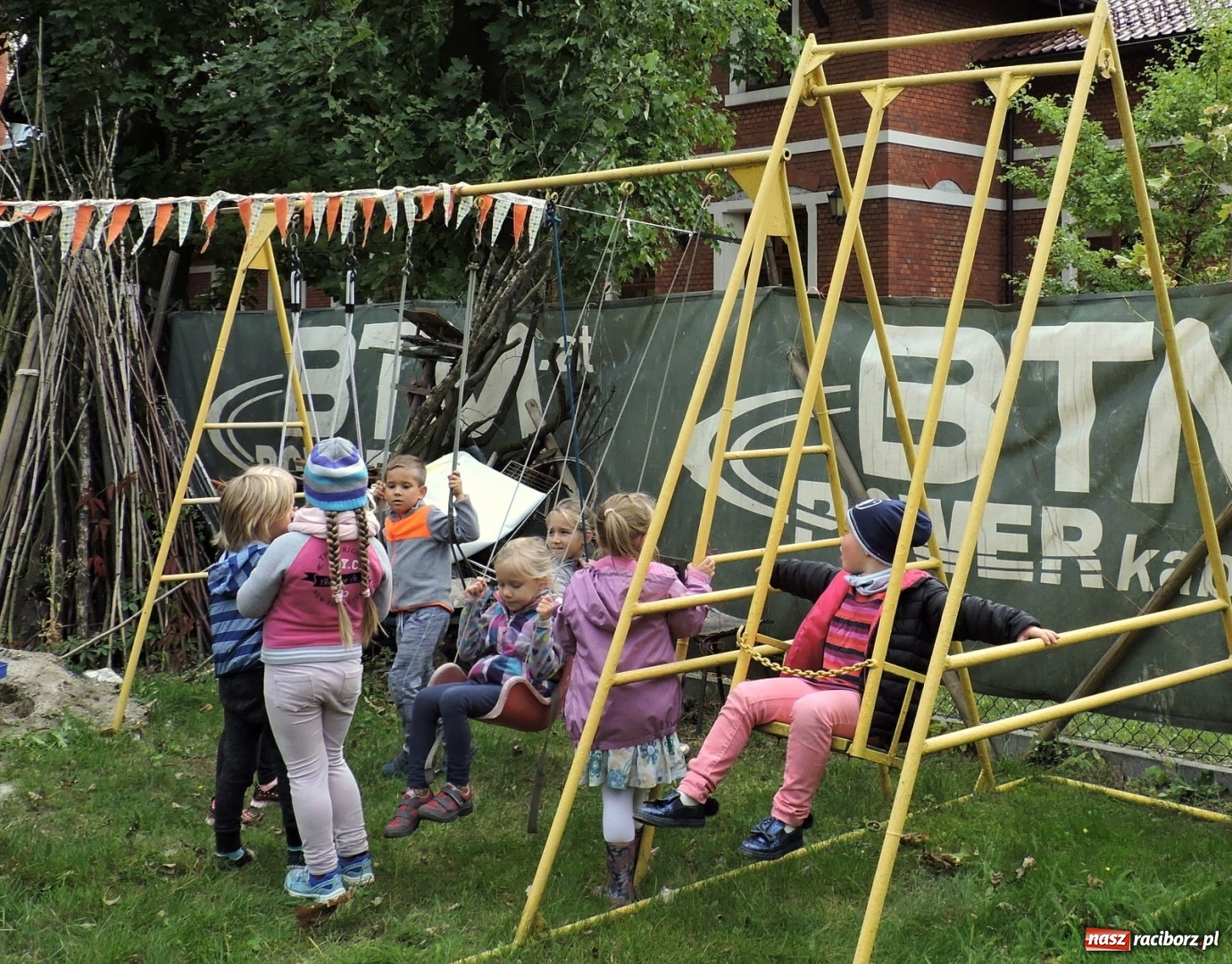 Zdjęcie w galerii na portalu naszraciborz.pl: Dzieci z przedszkola numer 13 gościły na korcie tenisowym Rafako wiadomości z regionu