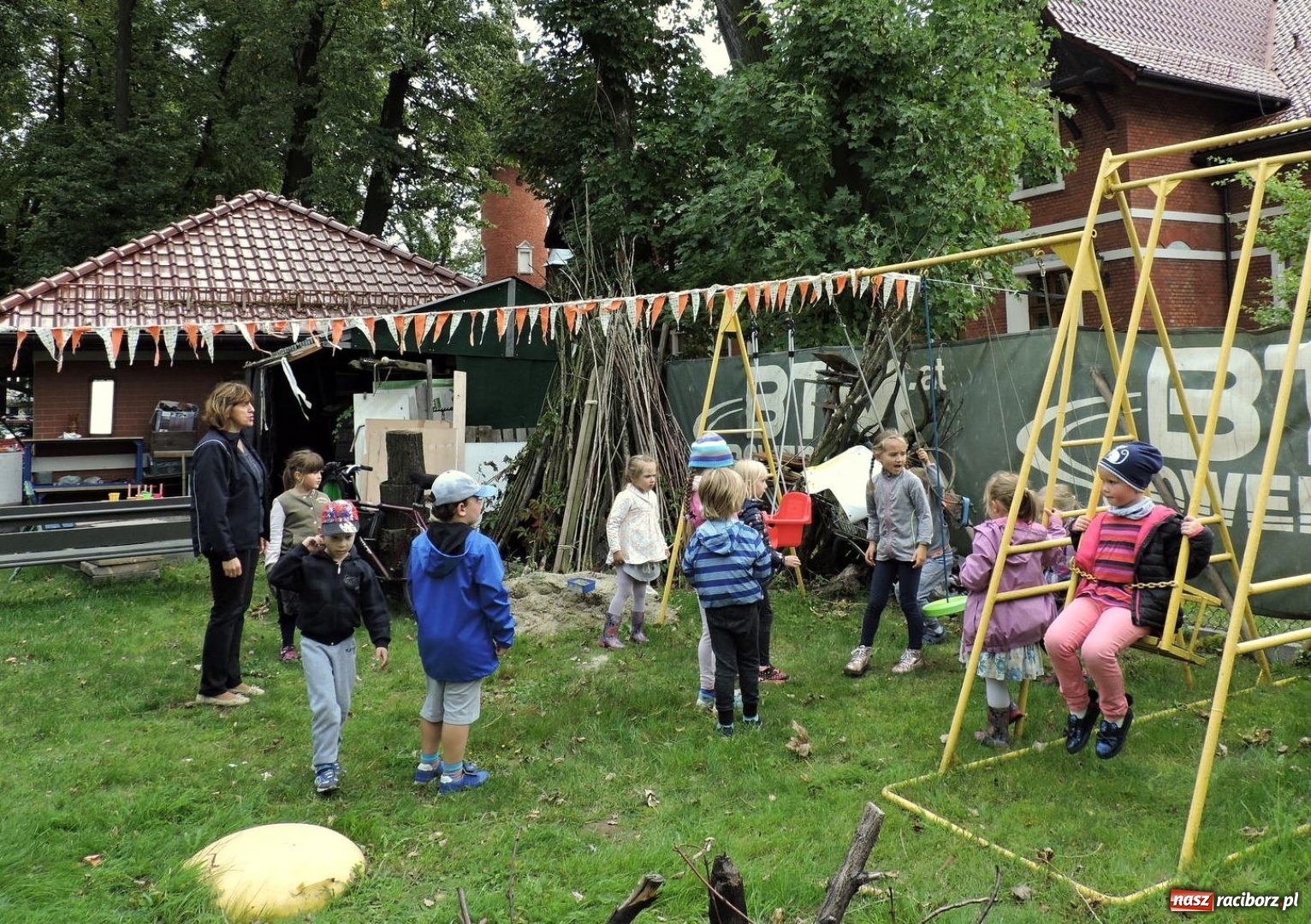Zdjęcie w galerii na portalu naszraciborz.pl: Dzieci z przedszkola numer 13 gościły na korcie tenisowym Rafako wiadomości z regionu