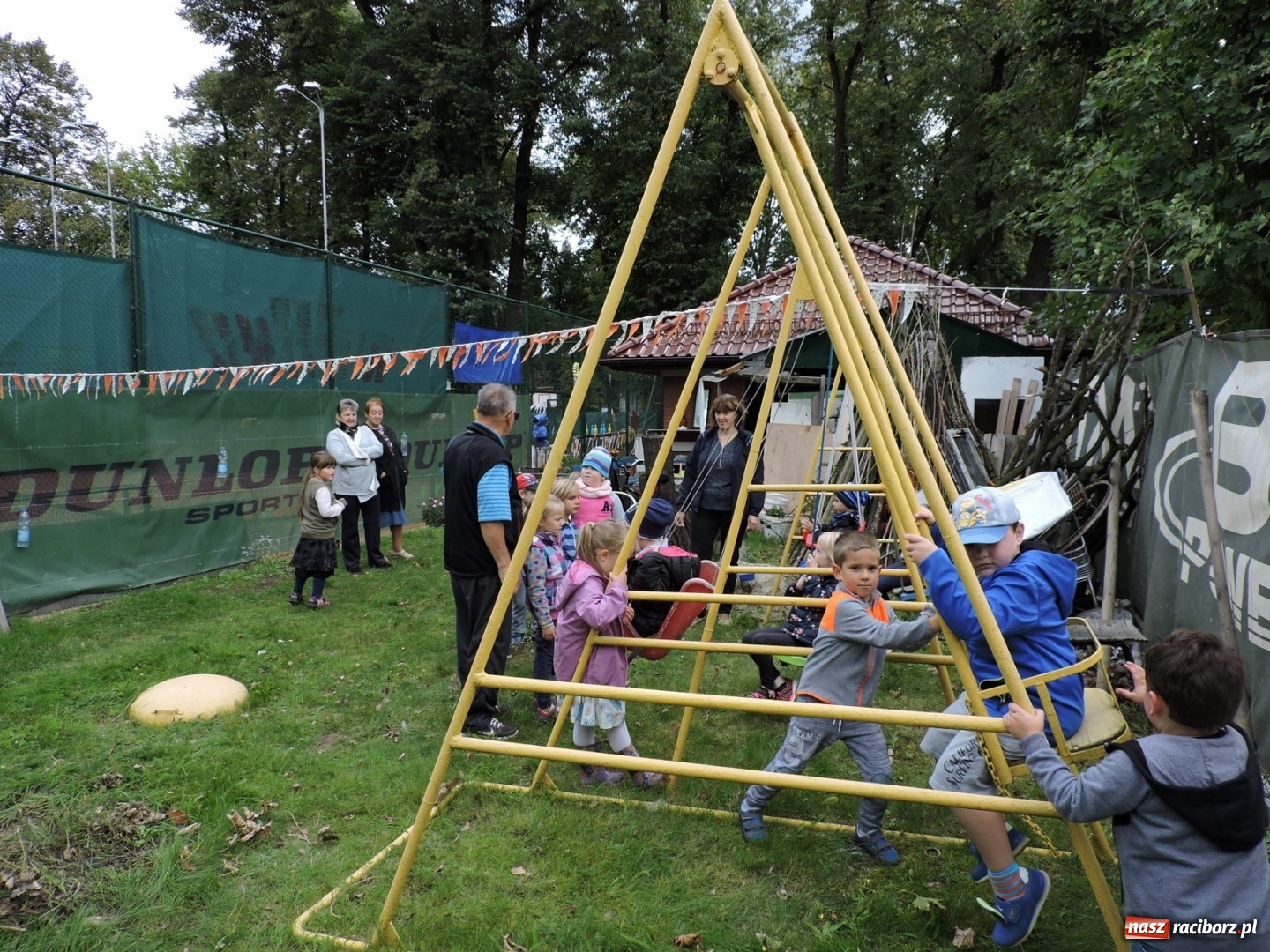 Zdjęcie w galerii na portalu naszraciborz.pl: Dzieci z przedszkola numer 13 gościły na korcie tenisowym Rafako wiadomości z regionu