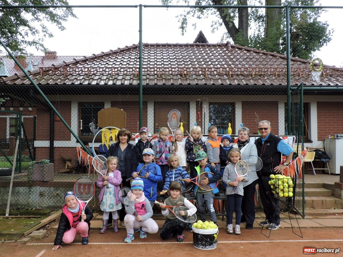 Zdjęcie w galerii na portalu naszraciborz.pl: Dzieci z przedszkola numer 13 gościły na korcie tenisowym Rafako wiadomości z regionu
