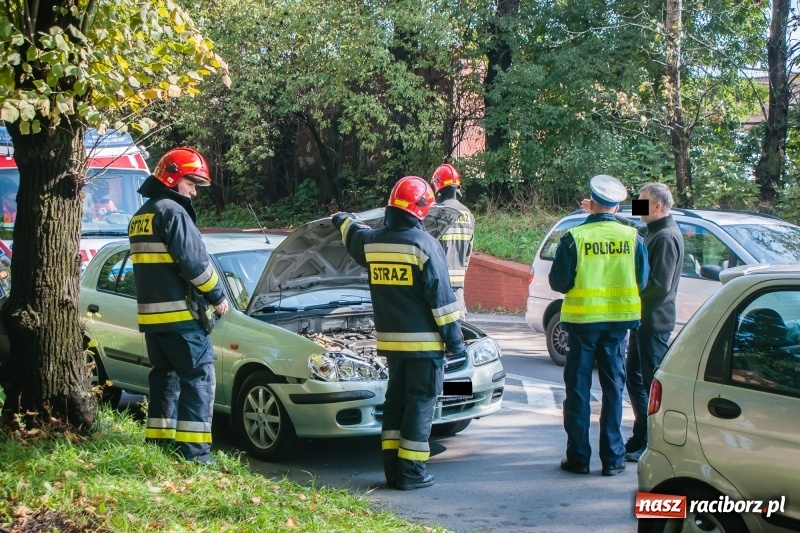 Zdjęcie w galerii na portalu naszraciborz.pl: Kolizja na Kolejowej. Nissan uderzył w daewoo wiadomości z regionu