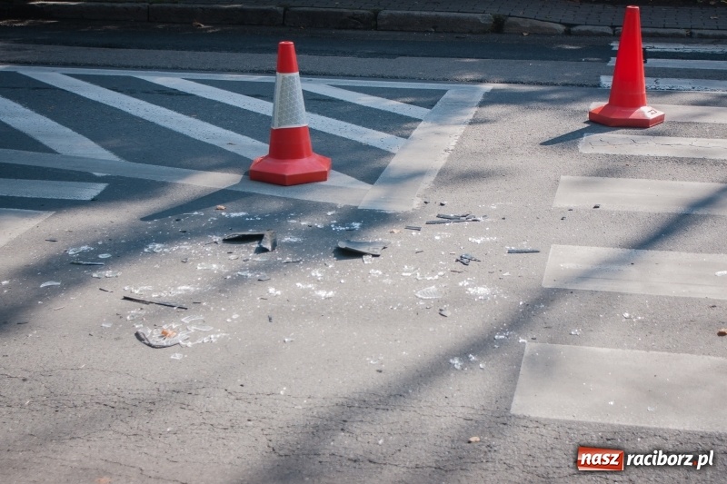 Zdjęcie w galerii na portalu naszraciborz.pl: Kolizja na Kolejowej. Nissan uderzył w daewoo wiadomości z regionu