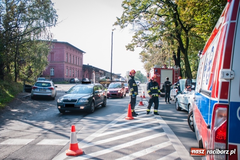 Zdjęcie w galerii na portalu naszraciborz.pl: Kolizja na Kolejowej. Nissan uderzył w daewoo wiadomości z regionu