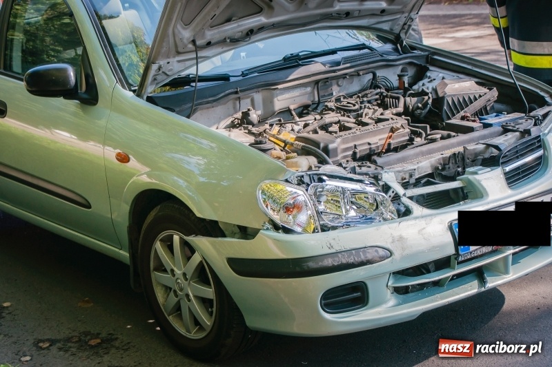 Zdjęcie w galerii na portalu naszraciborz.pl: Kolizja na Kolejowej. Nissan uderzył w daewoo wiadomości z regionu