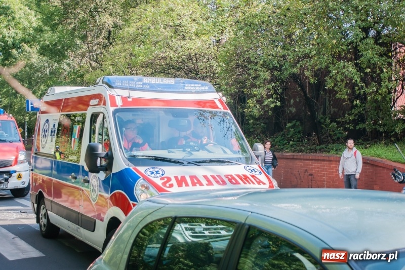 Zdjęcie w galerii na portalu naszraciborz.pl: Kolizja na Kolejowej. Nissan uderzył w daewoo wiadomości z regionu