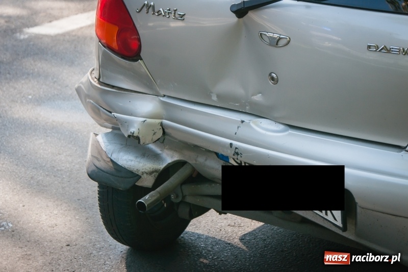 Zdjęcie w galerii na portalu naszraciborz.pl: Kolizja na Kolejowej. Nissan uderzył w daewoo wiadomości z regionu