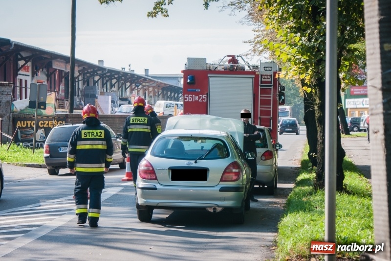 Zdjęcie w galerii na portalu naszraciborz.pl: Kolizja na Kolejowej. Nissan uderzył w daewoo wiadomości z regionu