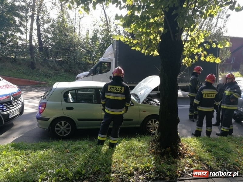 Zdjęcie w galerii na portalu naszraciborz.pl: Kolizja na Kolejowej. Nissan uderzył w daewoo wiadomości z regionu