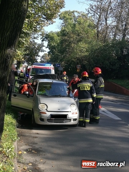 Zdjęcie w galerii na portalu naszraciborz.pl: Kolizja na Kolejowej. Nissan uderzył w daewoo wiadomości z regionu
