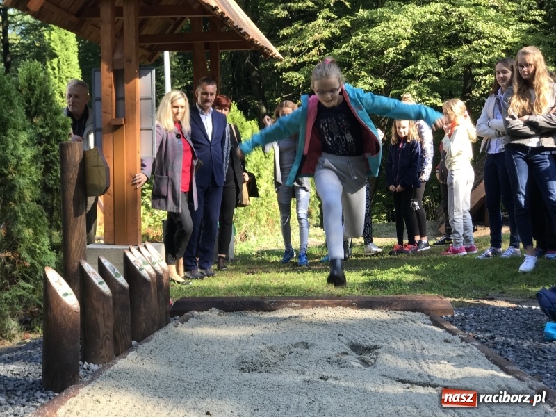 Zdjęcie w galerii na portalu naszraciborz.pl: W lesie Obora otwarto Zieloną Klasę. Sporo atrakcji dla najmłodszych wiadomości z regionu