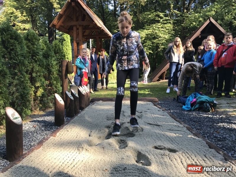 Zdjęcie w galerii na portalu naszraciborz.pl: W lesie Obora otwarto Zieloną Klasę. Sporo atrakcji dla najmłodszych wiadomości z regionu