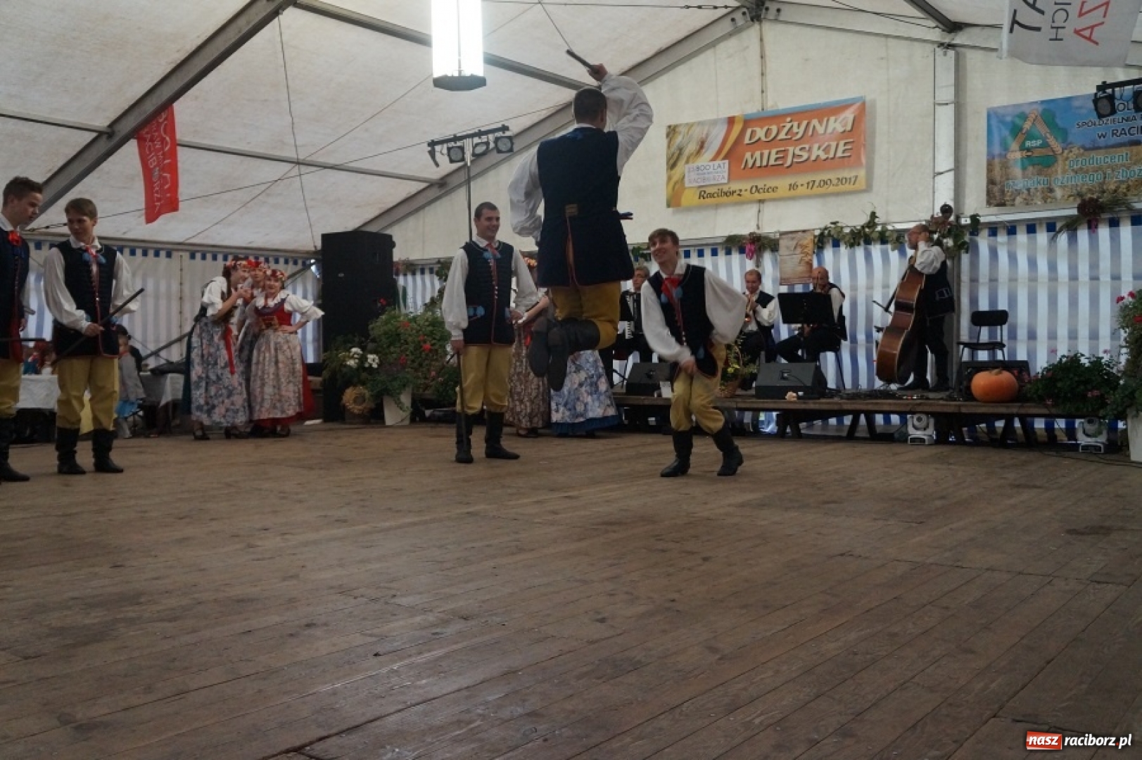 Zdjęcie w galerii na portalu naszraciborz.pl: Występy zespołów RCK podczas dożynek miejskich w Ocicach wiadomości z regionu