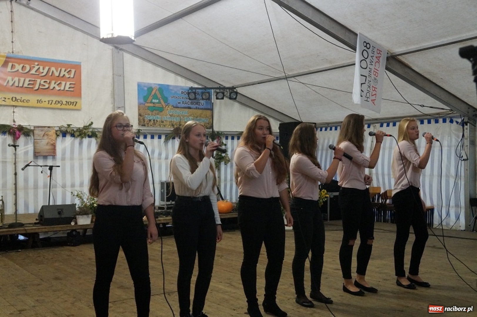 Zdjęcie w galerii na portalu naszraciborz.pl: Występy zespołów RCK podczas dożynek miejskich w Ocicach wiadomości z regionu