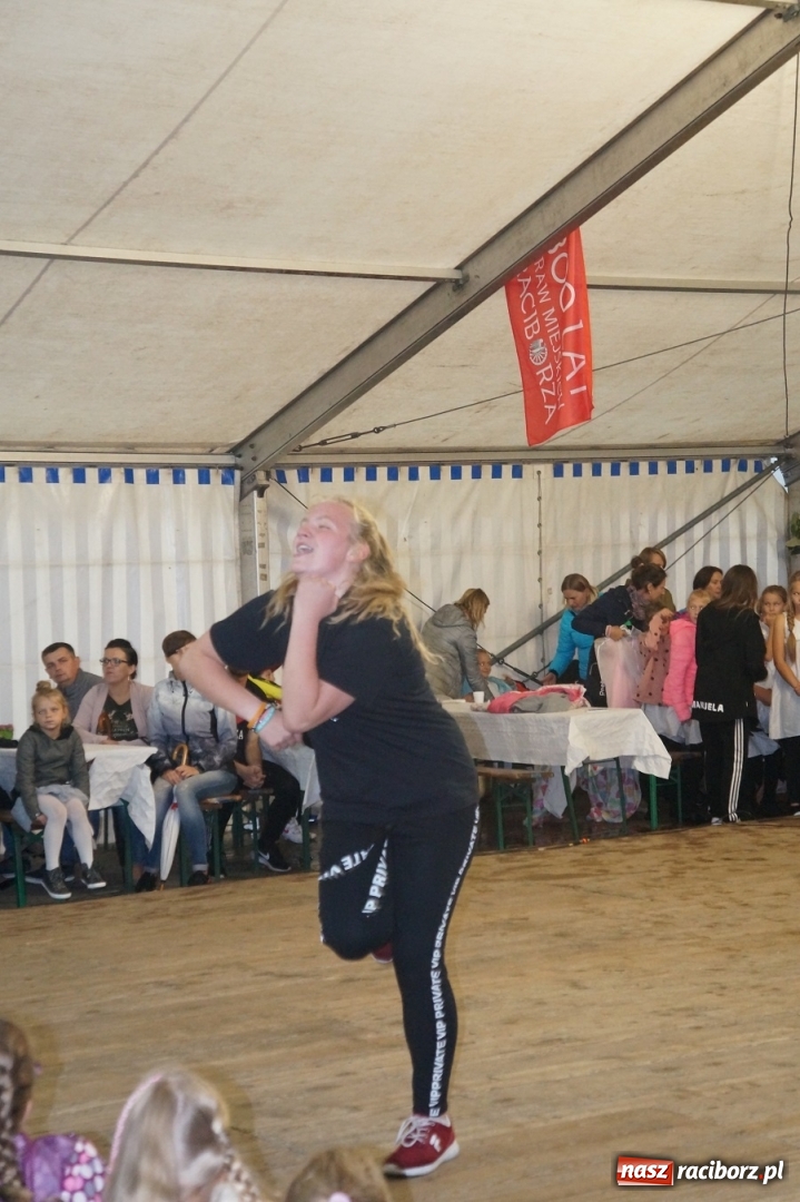 Zdjęcie w galerii na portalu naszraciborz.pl: Występy zespołów RCK podczas dożynek miejskich w Ocicach wiadomości z regionu