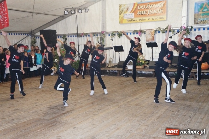 Zdjęcie w galerii na portalu naszraciborz.pl: Występy zespołów RCK podczas dożynek miejskich w Ocicach wiadomości z regionu