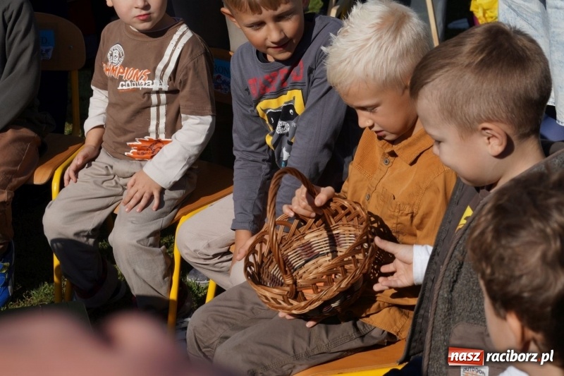 Zdjęcie w galerii na portalu naszraciborz.pl: W Nędzy wybrali króla i królową. Dzień Pieczonego Ziemniaka w Przedszkolu wiadomości z regionu