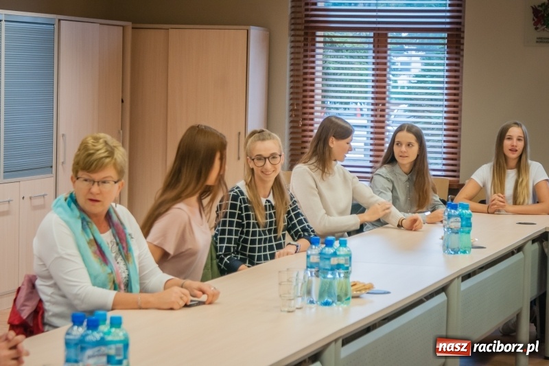 Zdjęcie w galerii na portalu naszraciborz.pl: Mażoretki zespołu Zara z wizytą u starosty wiadomości z regionu