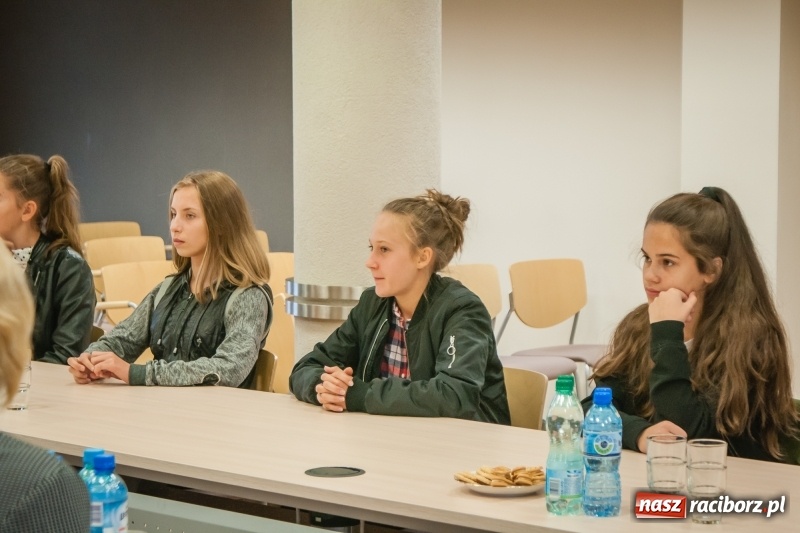 Zdjęcie w galerii na portalu naszraciborz.pl: Mażoretki zespołu Zara z wizytą u starosty wiadomości z regionu