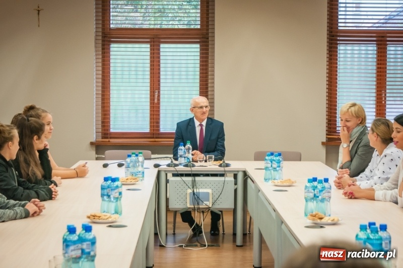 Zdjęcie w galerii na portalu naszraciborz.pl: Mażoretki zespołu Zara z wizytą u starosty wiadomości z regionu