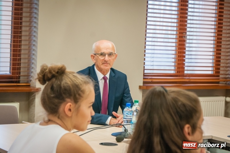 Zdjęcie w galerii na portalu naszraciborz.pl: Mażoretki zespołu Zara z wizytą u starosty wiadomości z regionu