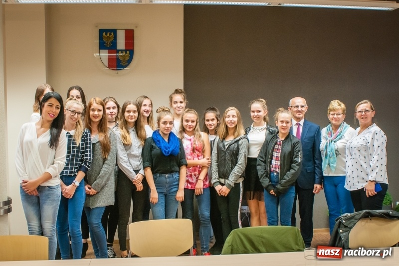 Zdjęcie w galerii na portalu naszraciborz.pl: Mażoretki zespołu Zara z wizytą u starosty wiadomości z regionu