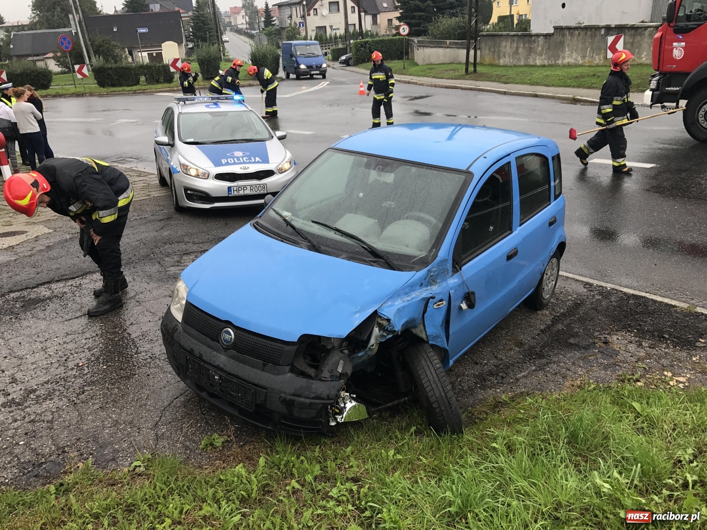 Zdjęcie w galerii na portalu naszraciborz.pl: Zderzenie fiata i samochodu dostawczego na Kozielskiej w Raciborzu wiadomości z regionu