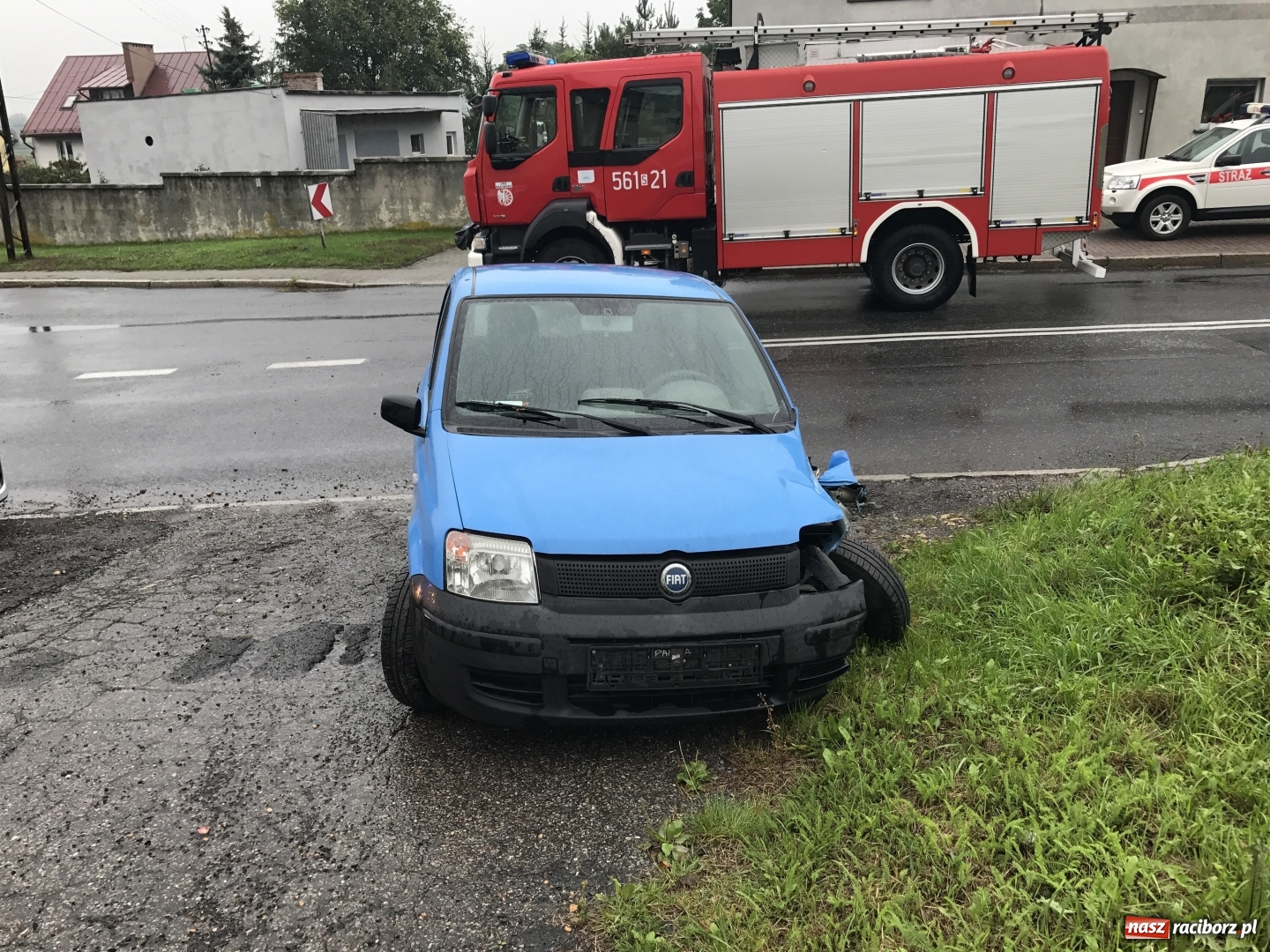 Zdjęcie w galerii na portalu naszraciborz.pl: Zderzenie fiata i samochodu dostawczego na Kozielskiej w Raciborzu wiadomości z regionu