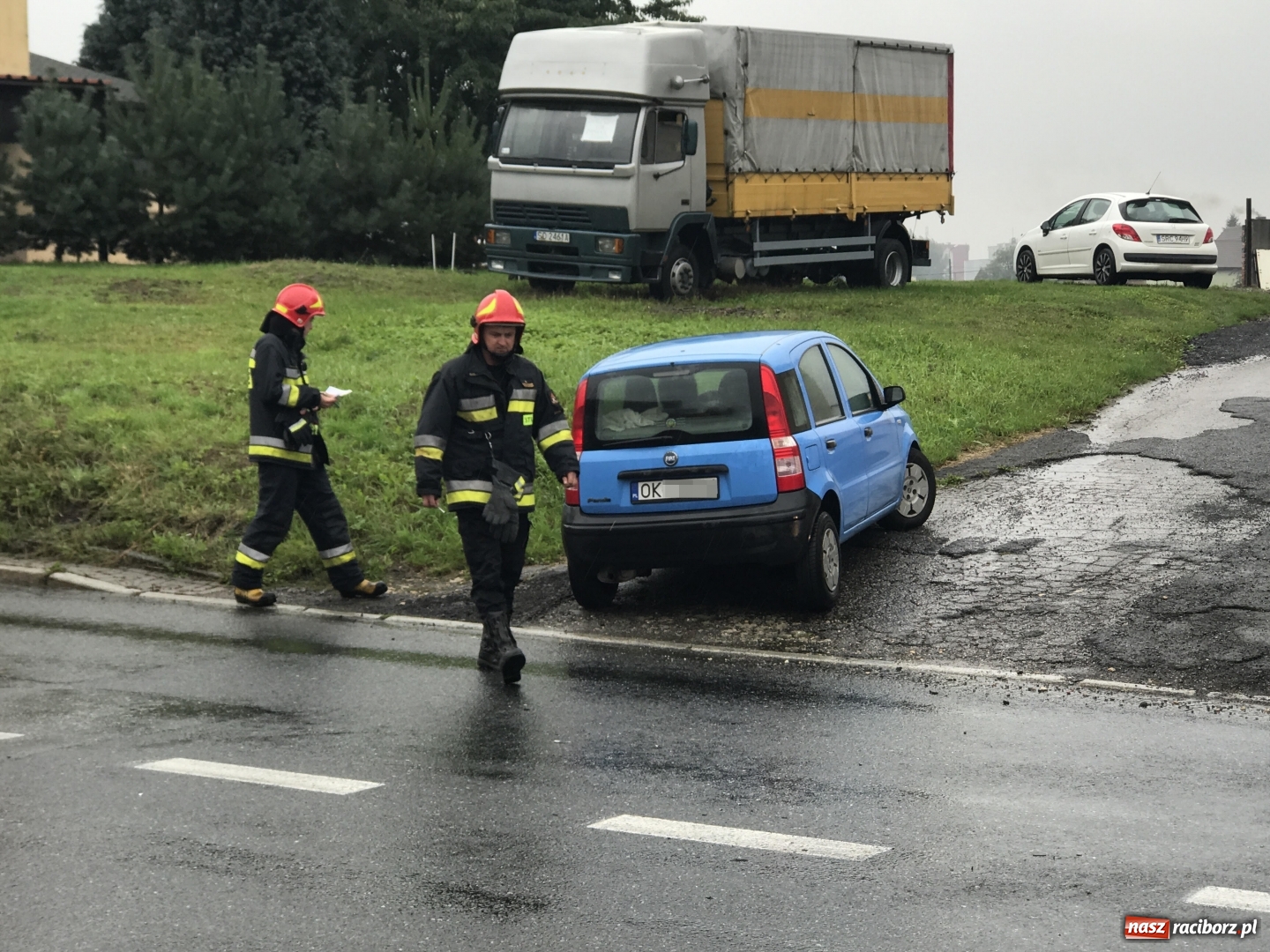 Zdjęcie w galerii na portalu naszraciborz.pl: Zderzenie fiata i samochodu dostawczego na Kozielskiej w Raciborzu wiadomości z regionu
