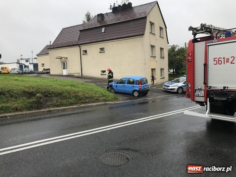 Zdjęcie w galerii na portalu naszraciborz.pl: Zderzenie fiata i samochodu dostawczego na Kozielskiej w Raciborzu wiadomości z regionu