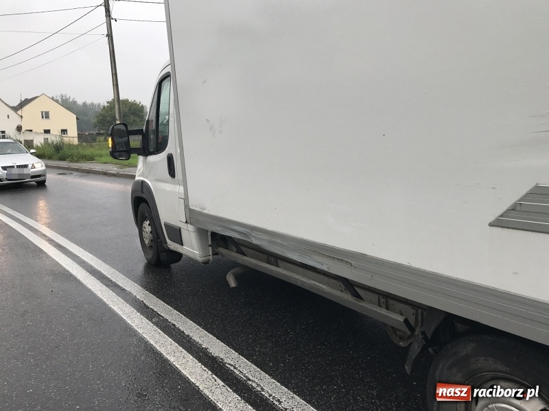 Zdjęcie w galerii na portalu naszraciborz.pl: Zderzenie fiata i samochodu dostawczego na Kozielskiej w Raciborzu wiadomości z regionu