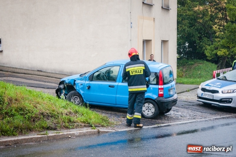 Zdjęcie w galerii na portalu naszraciborz.pl: Zderzenie fiata i samochodu dostawczego na Kozielskiej w Raciborzu wiadomości z regionu